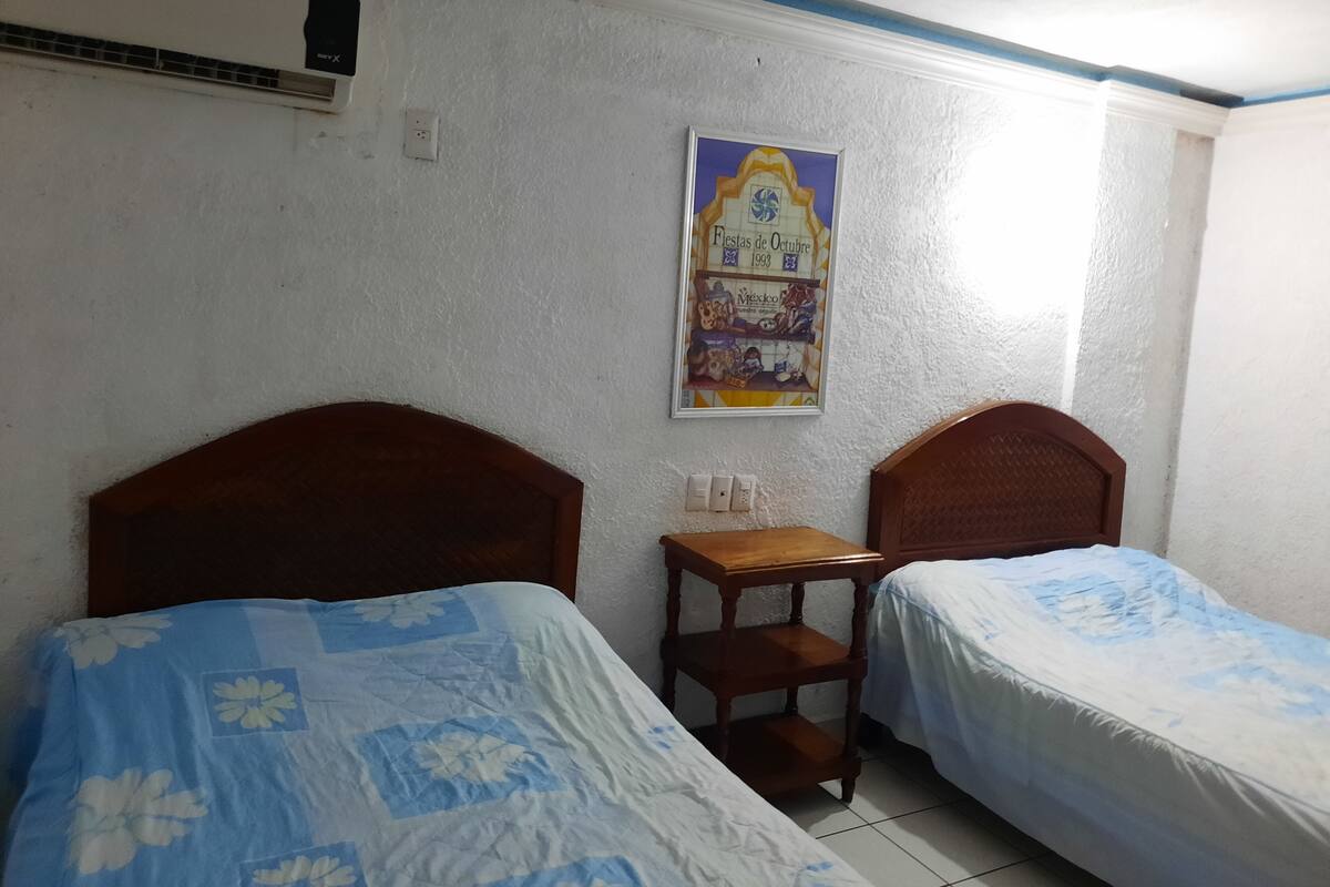 Standard Double Room with A/C | Espacio para trabajar con un portátil y wifi gratis