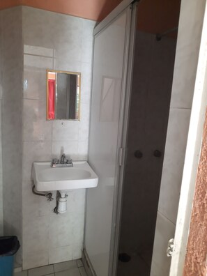 Standard Single Room | Bathroom | Shower, towels, soap, toilet paper - Hotel Rio Colima (Colima)