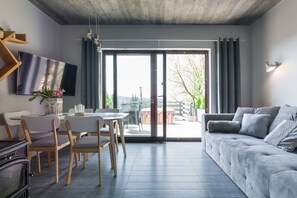 TV, fireplace, Netflix, books