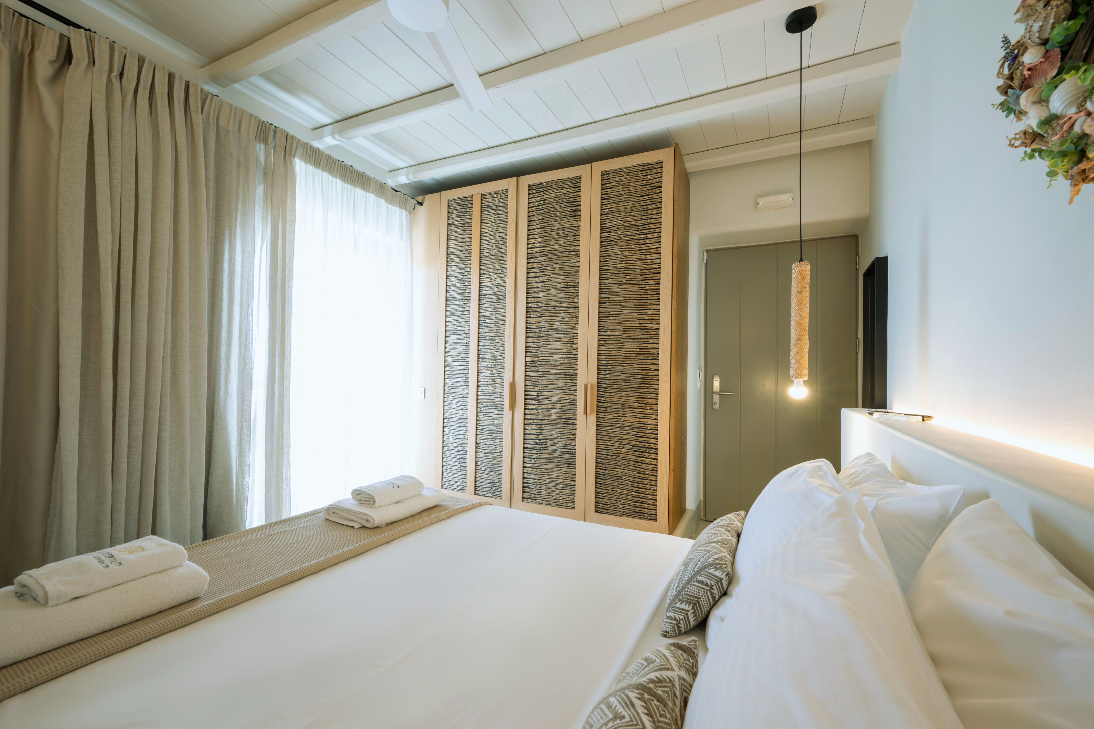 Tweepersoonskamer | Een minibar, een kluis op de kamer, verduisterende gordijnen