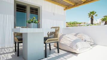 Queen-Size Double Bed Luxury Suite with Private Pool