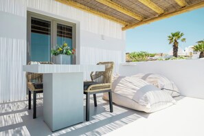 Queen-Size Double Bed Luxury Suite with Private Pool