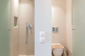 Een douche, gratis toiletartikelen, een haardroger, pantoffels