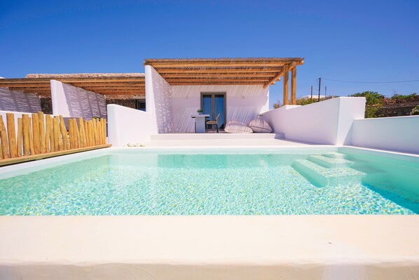 Queen-Size Double Bed Luxury Suite with Private Pool