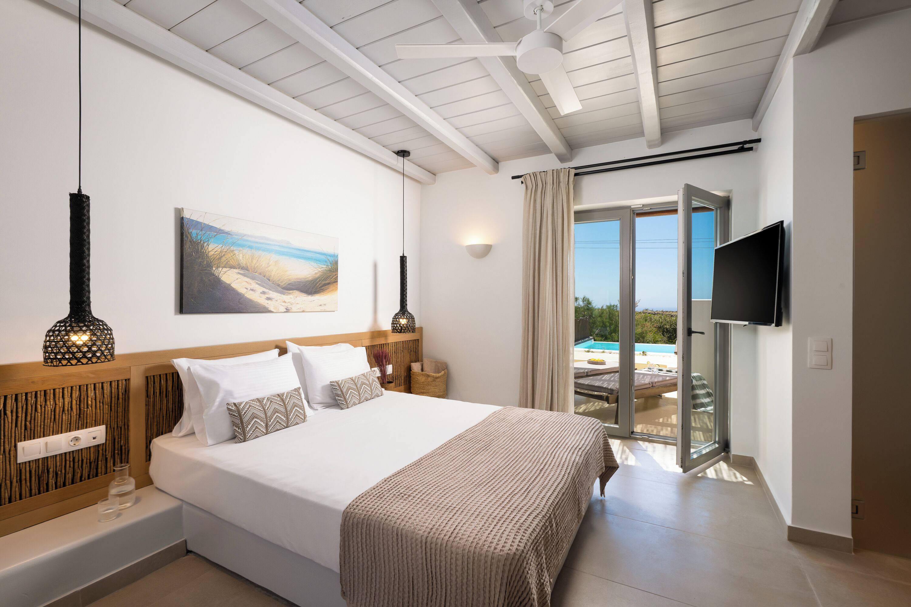 Double Bed Luxury Boutique Suite with Private Plunge Pool | Minibar, värdeförvaringsskåp på rummet och mörkläggningsgardiner