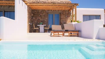 Queen-Size Double Bed Luxury Suite with Private Pool | Minibar, pengeskab på værelset, mørklægningsgardiner, lydisolering