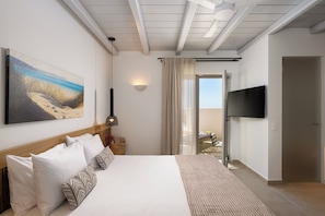 Une chambre dâhĂŽtel avec un lit, un tableau, une tĂ©lĂ©vision et une vue sur lâextĂ©rieur.