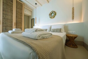 Double Bed Luxury Boutique Suite with Private Plunge Pool | Minibar, värdeförvaringsskåp på rummet och mörkläggningsgardiner