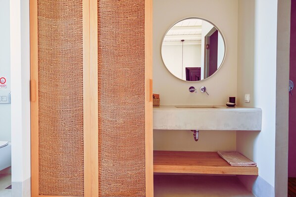 Double Bed Luxury Boutique Suite with Private Plunge Pool | Bathroom | Shower, free toiletries, hair dryer, slippers - Aegean Hospitality Mykonos (Mykonos)