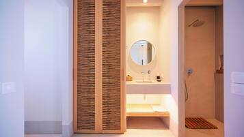 Double Bed Luxury Boutique Suite with Private Plunge Pool | バスルーム | シャワー、バスアメニティ (無料)、ヘアドライヤー、スリッパ