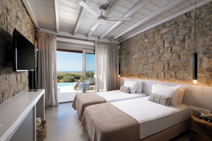 Queen-Size Double Bed Luxury Suite with Private Pool | Ruang tamu | 38 inci sebuah televisyen pintar dengan digital, TV, Netflix