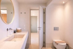 Queen-Size Double Bed Luxury Suite with Private Pool | 浴室 | 淋浴設備、免費盥洗用品、吹風機、拖鞋