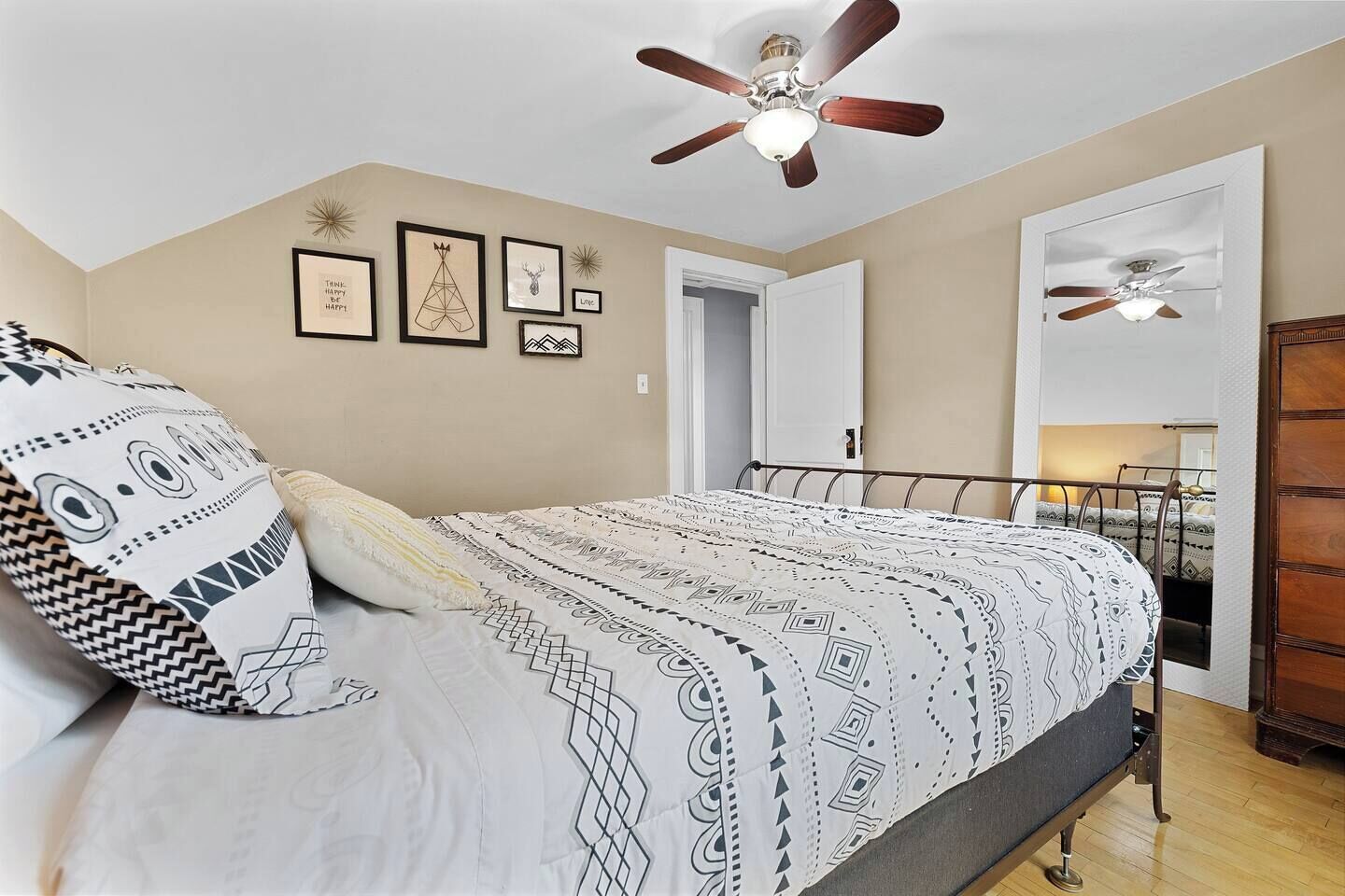 3 bedrooms, desk, iron/ironing board, free WiFi