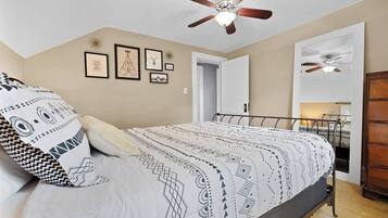 3 bedrooms, desk, iron/ironing board, free WiFi