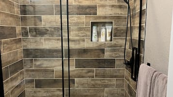 Ensemble baignoire-douche, séchoir à cheveux, serviettes fournies