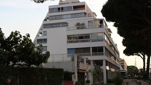 A multi-story building with balconies, a storefront labeled "VELO CLUB," and a gated entrance. - Loc Apartment Ben T3 - 6 to 8 people in La Grande Motte (LA GRANDE MOTTE)