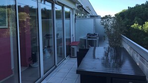 A balcony with a grill, a table, and a potted plant. - Loc Apartment Ben T3 - 6 to 8 people in La Grande Motte (LA GRANDE MOTTE)