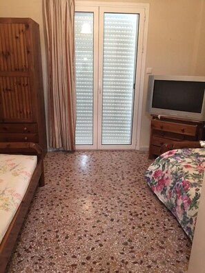 4 bedrooms, bed sheets - Wow!!  Amazing ! Secluded beachfront getaway sunset views (Akonia kamares aigio)