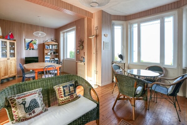 TV, fireplace, stereo