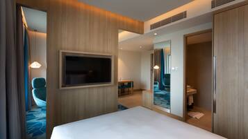 Suite junior, 1 cama de matrimonio | Colchones viscoelásticos, minibar, caja fuerte y escritorio