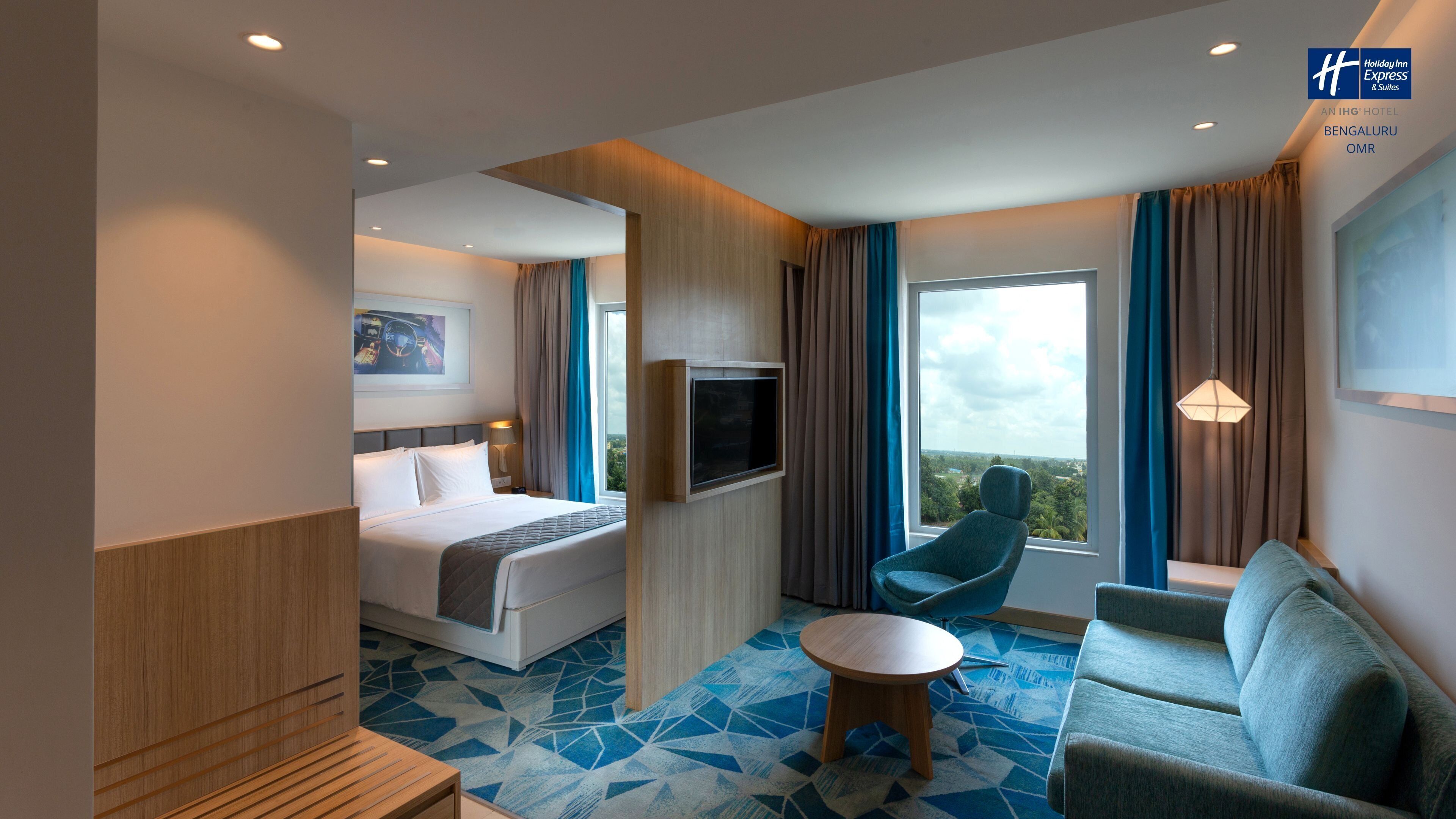 junior suite, 1 queen bed | 1 bedroom, memory-foam beds, minibar, in-room safe