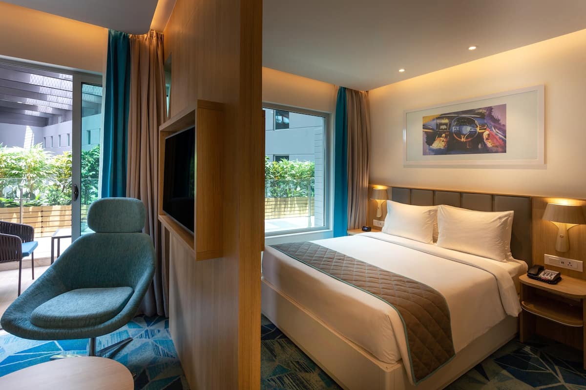 Junior Suite, 1 Queen Bed | Memory foam beds, minibar, in-room safe, desk