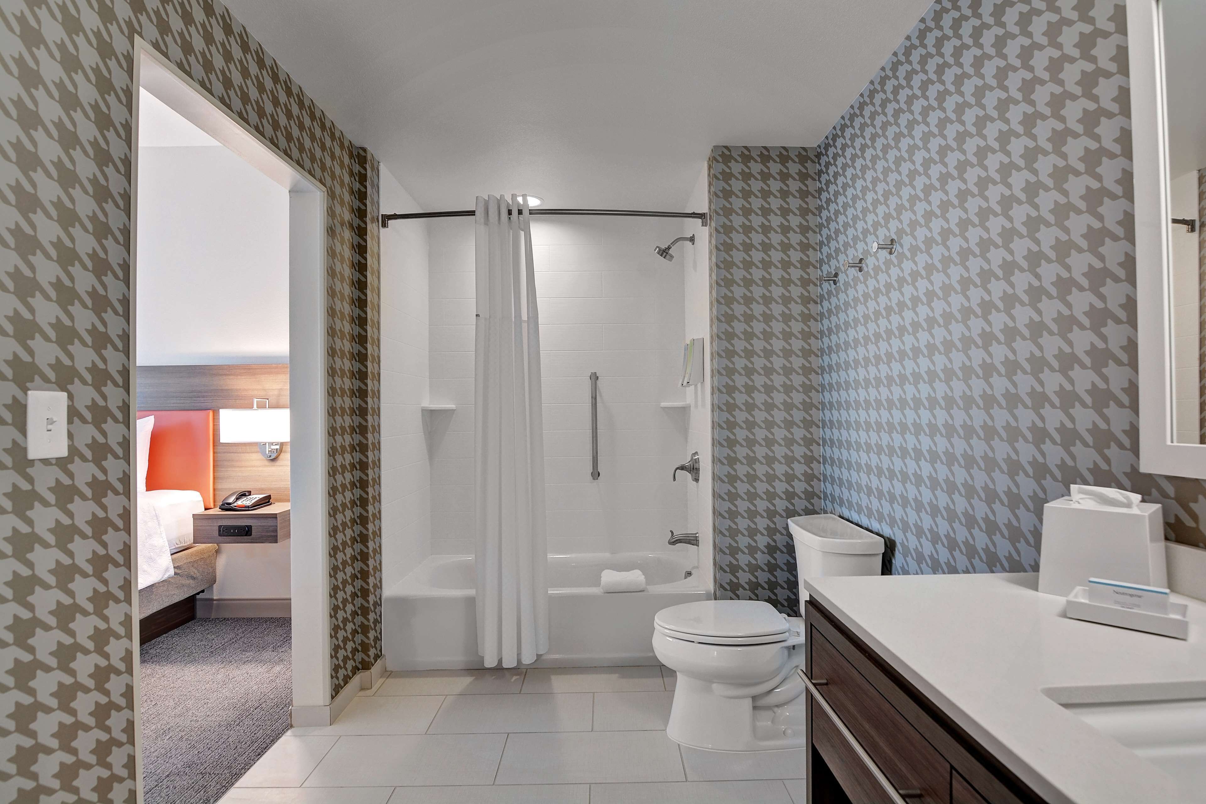 standard studio suite, 1 bedroom, non smoking | bathroom | hydromassage showerhead, free toiletries, hair dryer, towels