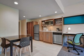 Suite estudio estándar, 1 habitación, no fumadores | Cocina privada | Frigorífico grande, microondas, lavavajillas y cafetera o tetera