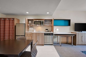 Suite estudio estándar, 1 habitación, no fumadores | Cocina privada | Frigorífico grande, microondas, lavavajillas y cafetera o tetera