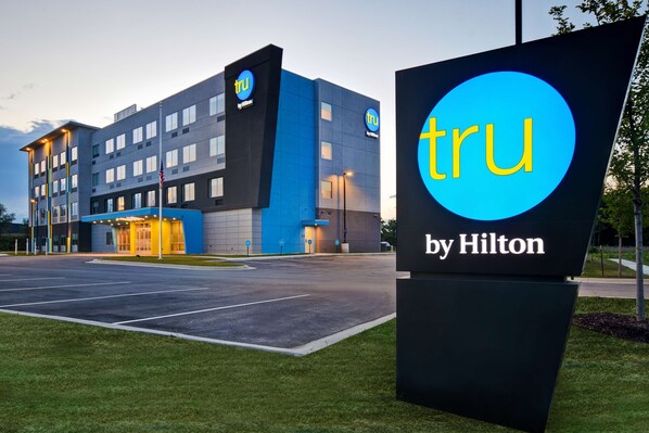 A hotel with a modern design, featuring a prominent 'tru by Hilton' sign. - Tru by Hilton Auburn (Auburn)