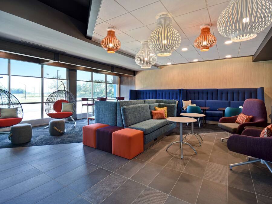Un'area lounge moderna con posti a sedere, una divano e un tavolino.