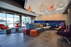 Lobby - Tru by Hilton Auburn (Auburn)