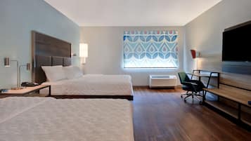 Habitació, 2 llits de matrimoni, accessible, banyera | Escriptori, planxa i posts de planxar, wifi gratuïta i roba de llit