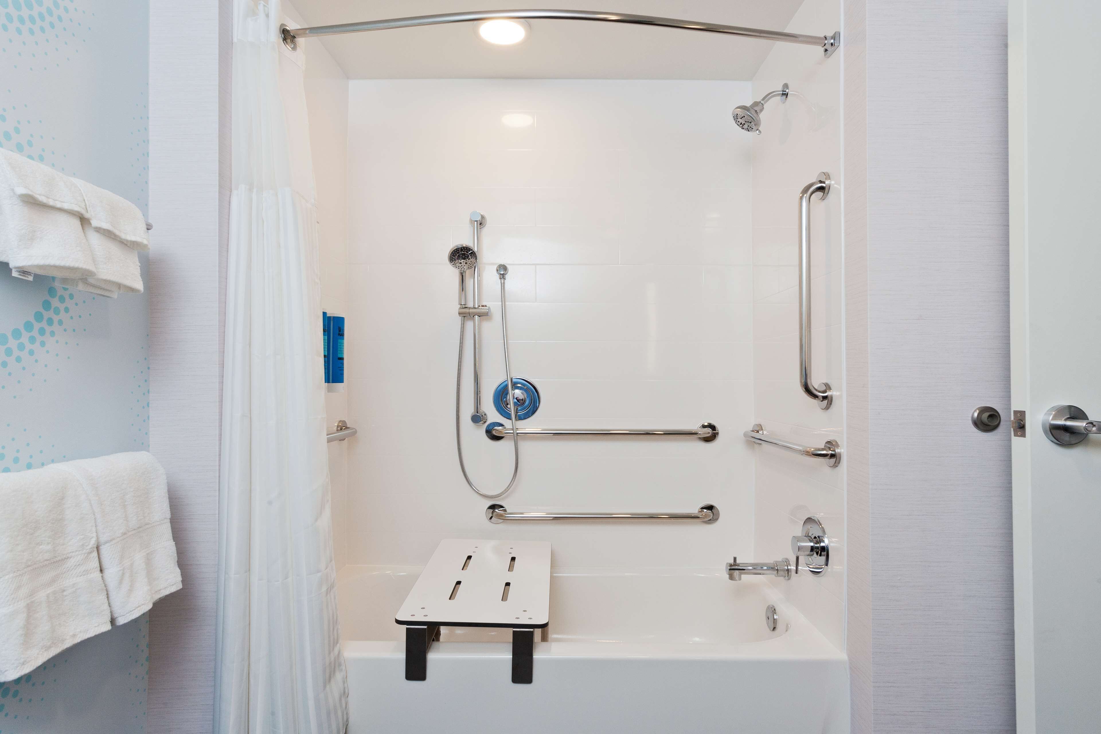 free toiletries, towels