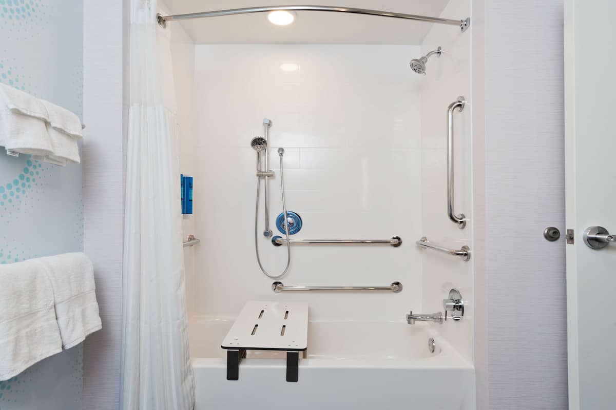 free toiletries, towels