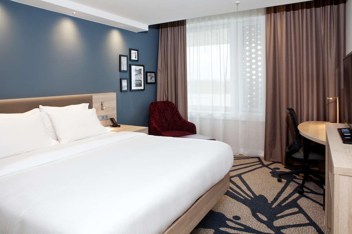 Premium bedding, in-room safe, desk, laptop workspace