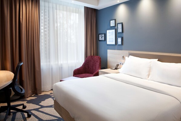 Ropa de cama de alta calidad y caja de seguridad en la habitación 