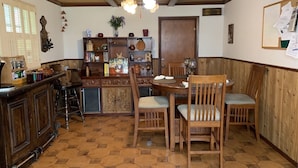 Casa | Cozinha privada | Cafeteira/chaleira, geladeira, micro-ondas, lava-louças
