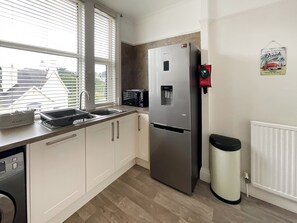Oven, dishwasher, cookware/dishes/utensils, freezer