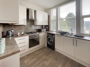 Oven, dishwasher, cookware/dishes/utensils, freezer