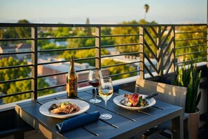 Outdoor dining - Darling Hotel (Visalia)