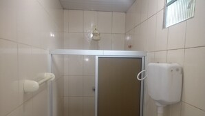 Bathtub, towels - Pousada Raio de Luz (Salinas da Margarida)