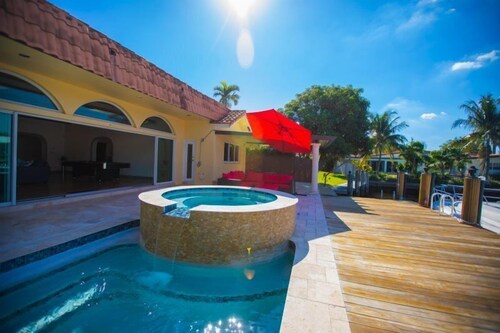 Paradise House With Pool, Jacuzzi and Pool Table