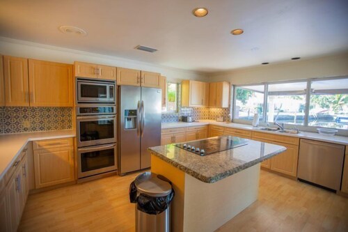 Paradise House With Pool, Jacuzzi and Pool Table