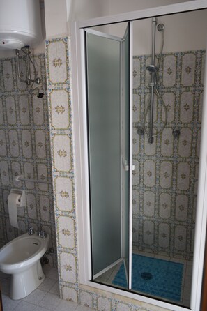 Serviettes fournies, savon, papier toilette