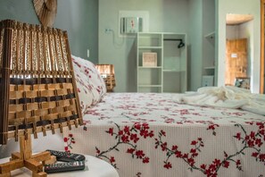 Iron/ironing board, free WiFi, bed sheets