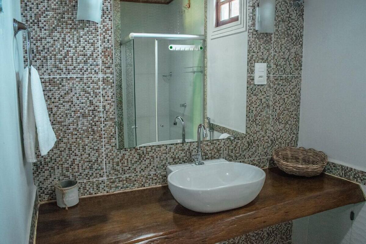 Shower, free toiletries, towels