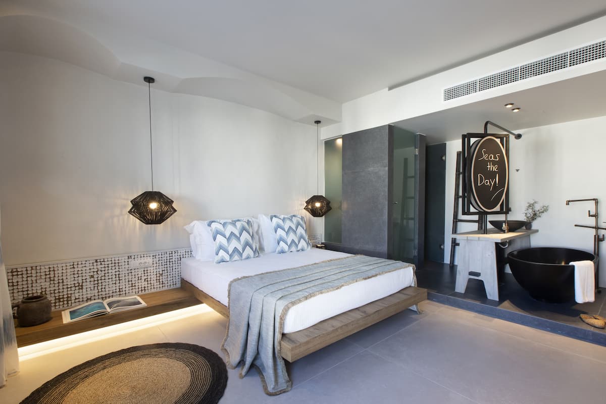 Premium Room | Premium bedding, memory foam beds, minibar, in-room safe