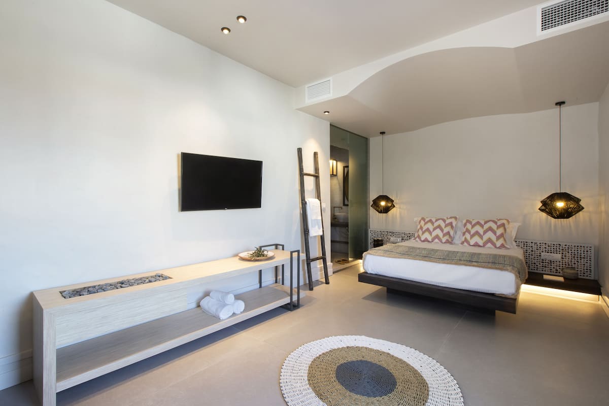 Junior Room, 1 Queen Bed | Premium bedding, memory foam beds, minibar, in-room safe