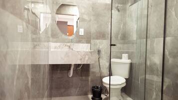 Habitación presidencial | Baño | Ducha, secador de pelo, toallas y jabón